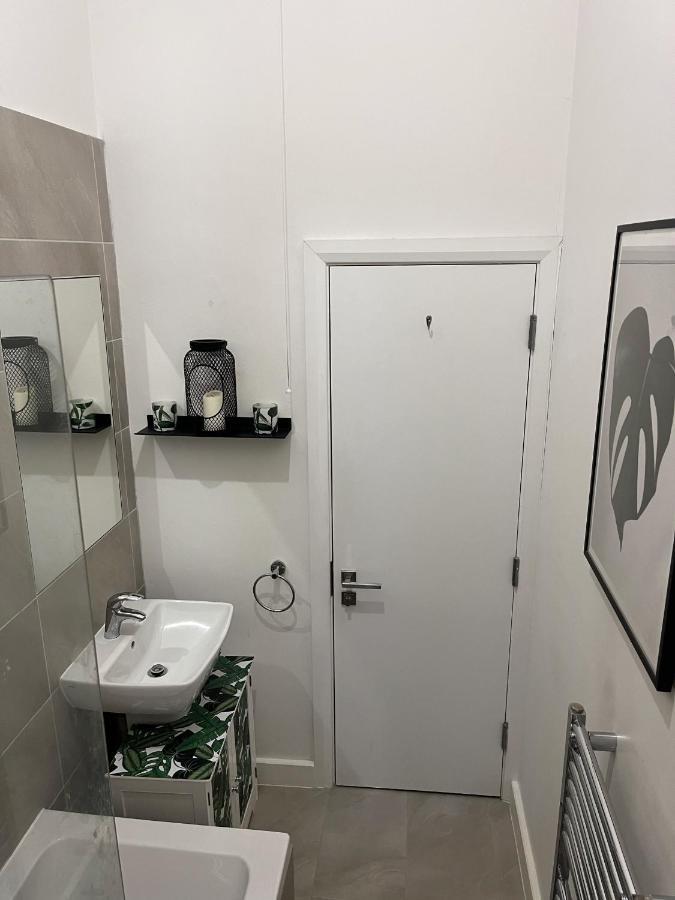 Spacious Modern 1-Bed Apartment Near Victoria Park Лондон Экстерьер фото