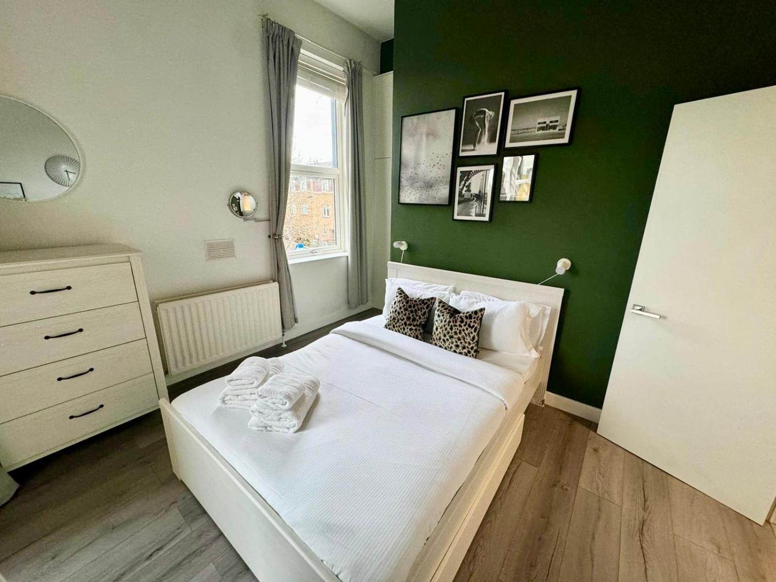 Spacious Modern 1-Bed Apartment Near Victoria Park Лондон Экстерьер фото