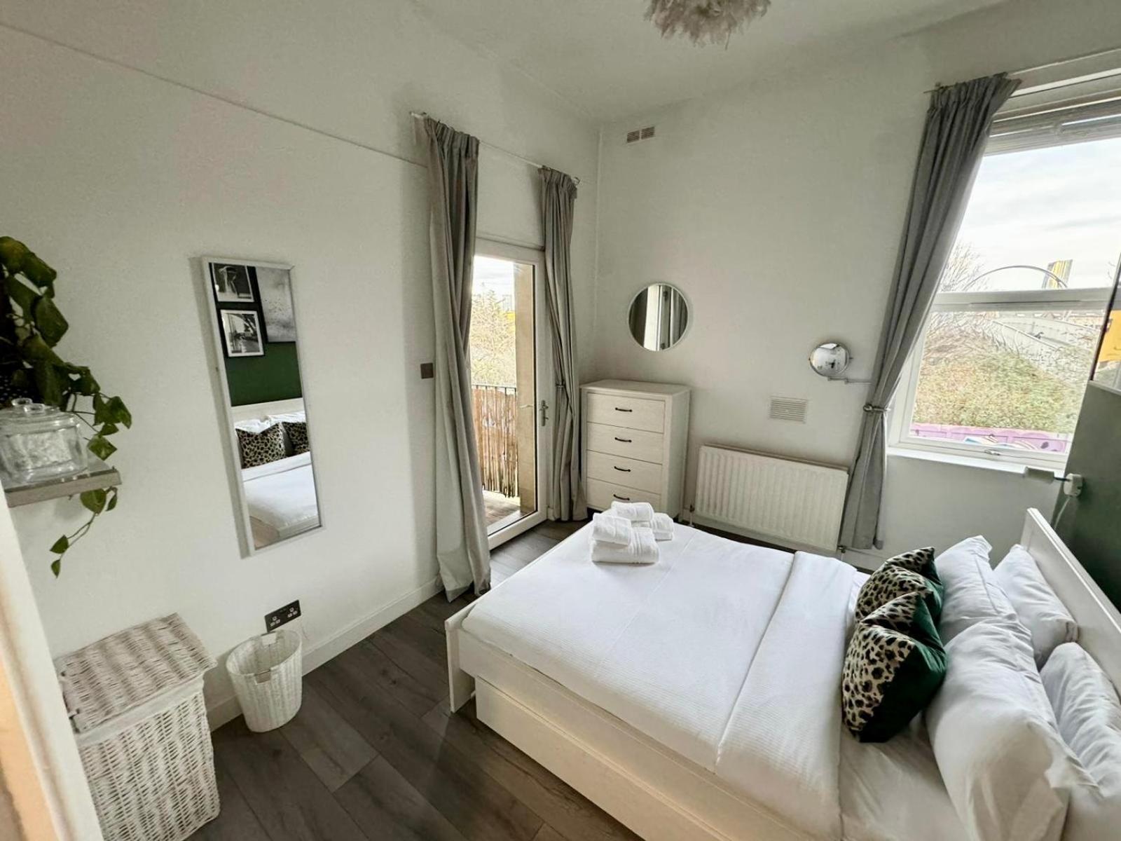 Spacious Modern 1-Bed Apartment Near Victoria Park Лондон Экстерьер фото